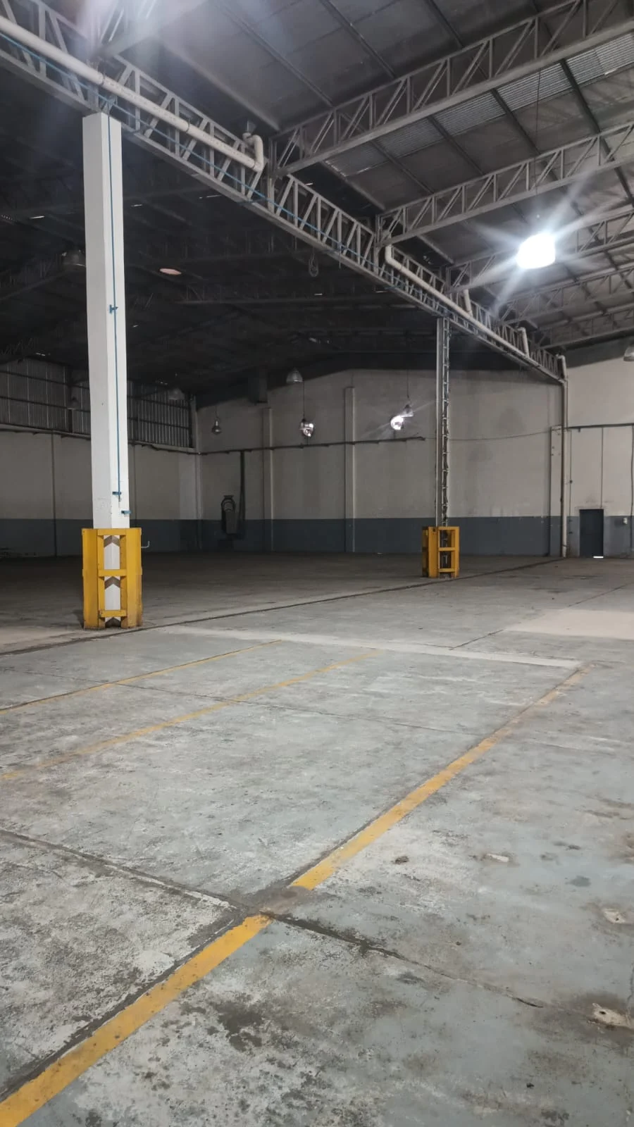 Propiedad Nave de 1700m2 con Oficinas en Area Industrial Burzaco en Burzaco